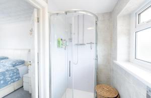 4 Bed, 2 Bath Detached House, Parking, Fast Wifi