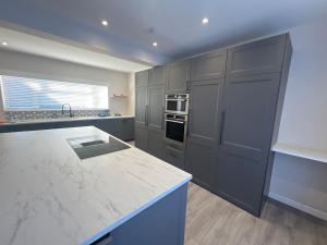 4 Bed, 2 Bath Detached House, Parking, Fast Wifi