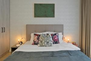 Tropics 1BR Cozy Modern Entire Apartment NuscoCity fast wifi and balcony