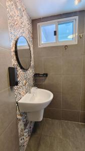 5分钟到海边 市中心 全新房 全新泳池 自助锁 网络电视 阳台 私人洗衣机 可两房联订 长租优惠