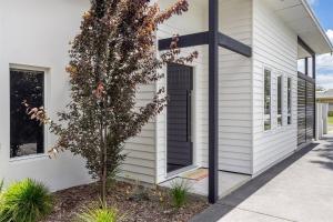 Burnished Bay - Coastal Luxe near Abbey Beach