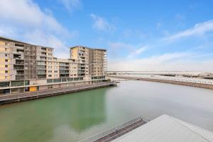 Lagoon Panorama - Relaxed Waterfront Escape near CBD