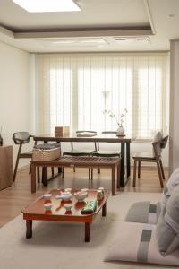 #ddingsang stay#띵상스테이#신축#3Room 4Bed#Max 6P#풀옵션#무료주차#공항픽업#한방족욕#웰컴드링크#명동#서울역#동대문#Fully furnished apartment#Welcome Drink#Airport Pickup#Free Parking#Korean Foot bath