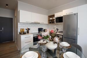 303 Seahorse - Premium 2 Bedroom Apt with Pool & Parking