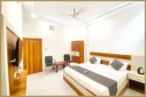 Tarunpura Road Giridhari The Rama- Krishna Palace Near Ram-Janam-Bhoomi # Railway Station - Free Wifi and Parking Available - Fully Air Conditioning Rooms - Best Premium Hotel In Ayodhya