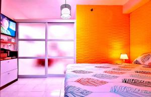 Tagaytay Hideaway 1-Bedroom Sleeps 4 in CITYLAND Prime Condo with Living room, Kitchen, Balcony, free Swimming Pool, 1 Parking, Wi-Fi, Netflix, Perfect View-Deck on 24F Rooftop