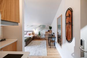 Forest Villa - Entire Floor with Balcony & Mountain View