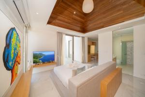 Near Laguna 4 BR morden pool villa V9