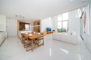 Near Laguna 4 BR morden pool villa V9