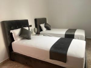 Magnifique maison famiiale moderne spacieuse de 150 m Avec de 3 chambres ,confortables et d un grand salon et terrasse, Idealement situee a 9 min du centre-ville elle se trouve à proximite de la route principale menant a l aeroport Berkane et Saidia