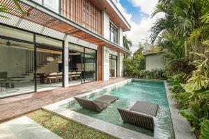 Enchanting 5BR Canggu Villa Moments to Sea