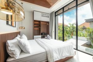Enchanting 5BR Canggu Villa Moments to Sea