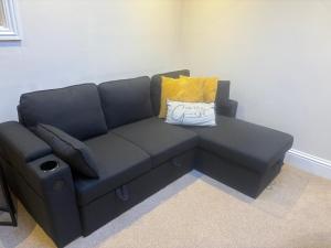 Modern, Cosy 2 Bedroom Apartment with Garden Close to Town, Hospital, Long booking Welcome