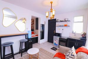 Ngong Road Studio, Racecourse Gardens with Free parking, Netflix &Pool, Pearl1 Luxury bnbs