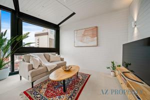 Perth CBD Apartment Unbeatable City Views Pool & Parking Included