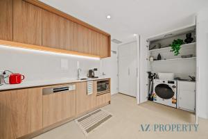 Perth CBD Apartment Unbeatable City Views Pool & Parking Included