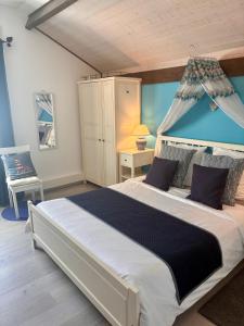 LOustaloise - Chambres et table dhôtes prés de Béziers- Alex est cuisinier de métier- Piscine avec transats et parasols terrasse parking privé et garage à vélos- Labellisée Accueil vélo et Vignoble et découverte