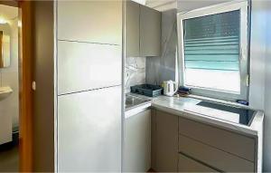 1 Bedroom Stunning Apartment In Vir