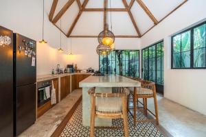 Homey 4BR Tropical Villa in Tumbak Bayuh