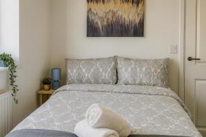 7 Bed House - Sleeps 14 - Parking