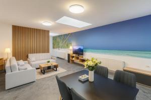 Ideal for Big Groups, Modern 14 Guest Apartment Near Prague