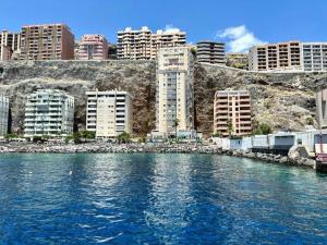 Apartamento a 150 m de la Playa con Vistas al Mar y Balcón