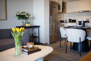 302 Seahorse - Premium 2 Bedroom Unit with Pool & Parking