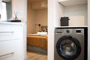 302 Seahorse - Premium 2 Bedroom Unit with Pool & Parking