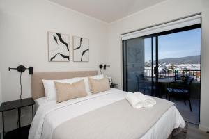 302 Seahorse - Premium 2 Bedroom Unit with Pool & Parking