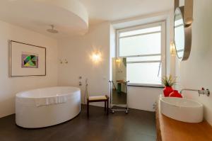 JOIVY Exclusive Flat for 7 near Cathedral of Genoa img29