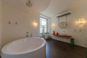 JOIVY Exclusive Flat for 7 near Cathedral of Genoa img30