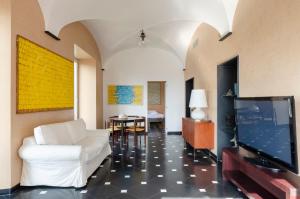 JOIVY Exclusive Flat for 7 near Cathedral of Genoa img8