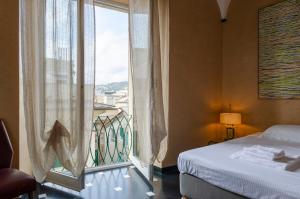 JOIVY Exclusive Flat for 7 near Cathedral of Genoa img20