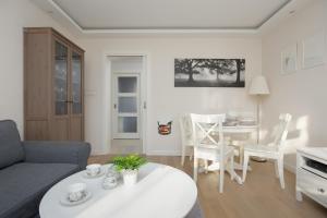 Cozy and Family Apartment close to the Metro in Warsaw by Noclegi Renters