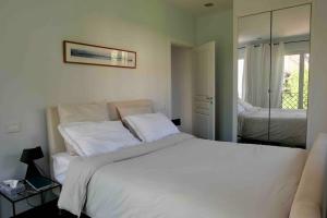 Luxury villa with Pool and Garden perfect location