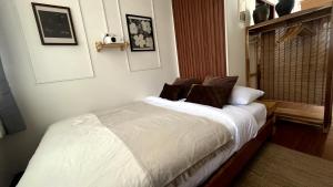 Via Baan Sathorn, City-Center Apartment With Private Rooftop Near BTS