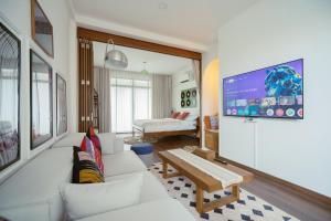 Via Baan Sathorn, City-Center Apartment With Private Rooftop Near BTS