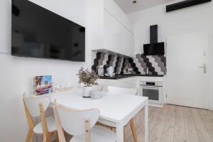 Charming One Bedroom Apartment in Cracow with a Perfect Location by Noclegi Renters