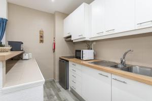 Albufeira Olympics 1BR Apartment with Pool & Balcony, by Hopstays