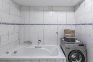 St Tropez On Lake 302 The Island Club