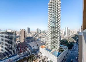 Free housekeeping visits during your stay - StayShort - Chic Studio Apartment in JVC Sleeps 4