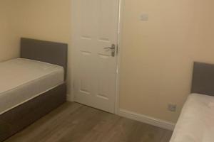 2 Bedroom House - Sleeps 5 - Free Parking Wifi