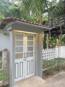 Charming dark lodge in river