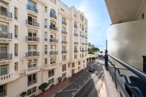 2-Bedroom Apartment with Terrace and Side Sea View