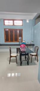 White house no 1 home stay