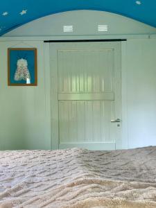 Kleine Pipowagen op camping