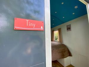 Kleine Pipowagen op camping