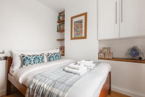 Bright 2BR Garden Flat in West Kensington