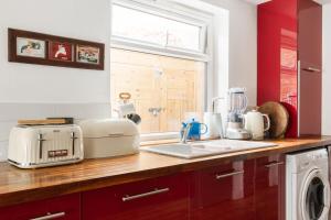 Bright 2BR Garden Flat in West Kensington