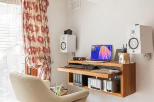 Bright 2BR Garden Flat in West Kensington